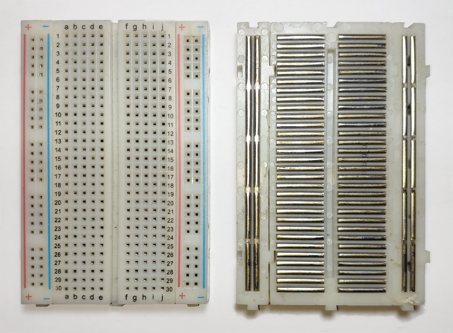 Breadboard vista sopra e sotto: le lamelle metalliche mostrano quali fori sono collegati