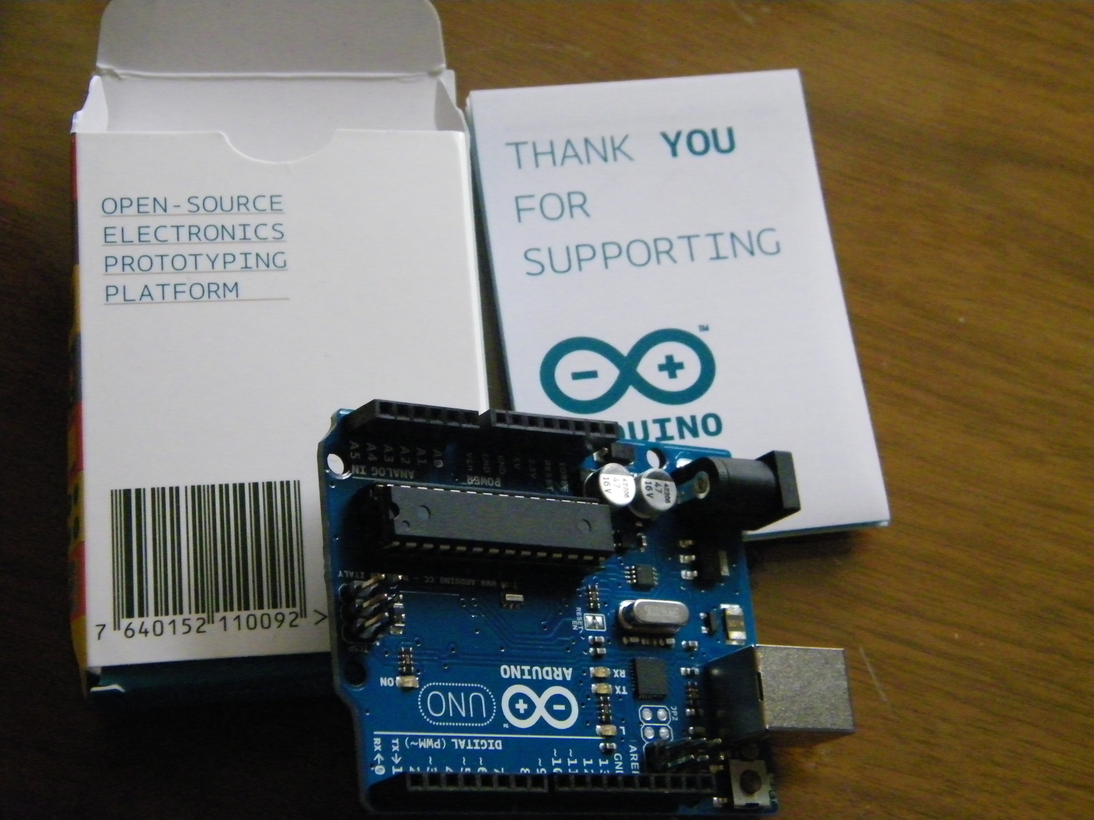 Fotografia di una Arduino UNO R3 con connettore USB, microcontrollore e file di pin